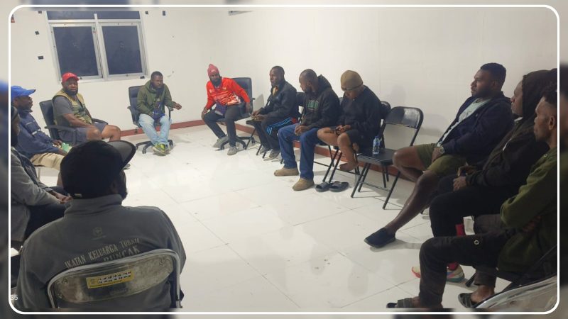 Ketua Sub Perlombaan Futsal HUT ke-81 RI Kabupaten Puncak, Muel Kogoya, memimpin rapat evaluasi panitia di Sekretariat Sementara Kesbangpol Kabupaten Puncak menjelang babak 16 besar turnamen futsal. Dok_JPD. NT
