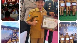 Kapolda Papua Tengah Brigjen Pol. Jermias Rontini menyerahkan Piagam Kampung Kamtibmas kepada Kepala Kampung Lagari Jaya, Abdul Ghofur, pada puncak peringatan Hari Bhayangkara ke-80 di Nabire. Dok_Andi NT