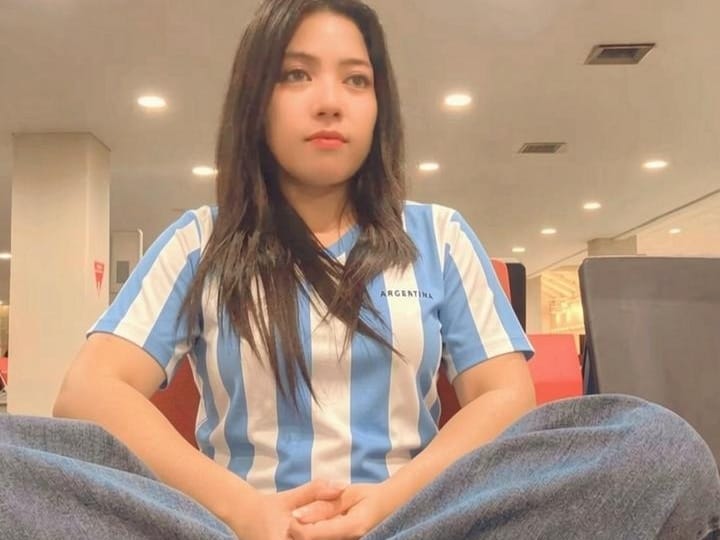 Luna, pendukung Tim Nasional Argentina di Nabire, menyatakan optimistis La Albiceleste mampu mengalahkan Spanyol pada final Piala Dunia 2026. Dok_Arief NT