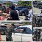 Prajurit Yonif TP 804/DBAY membagikan paket makanan kepada jemaah usai Salat Jumat di Masjid Agung Al-Falah, Nabire, sebagai wujud kepedulian sosial dan upaya mempererat kemanunggalan TNI dengan masyarakat, Jumat (31/7/2026). Dok_YonTP. NT