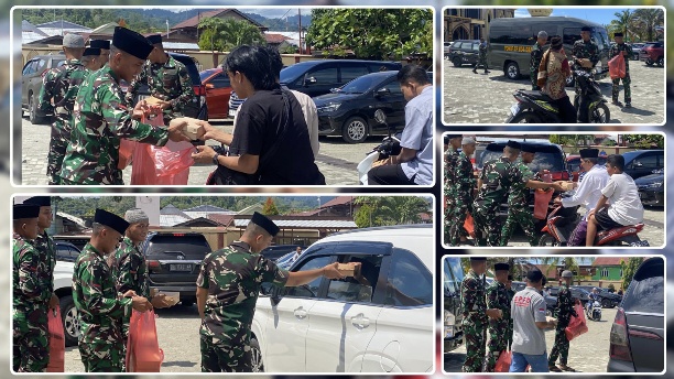 Prajurit Yonif TP 804/DBAY membagikan paket makanan kepada jemaah usai Salat Jumat di Masjid Agung Al-Falah, Nabire, sebagai wujud kepedulian sosial dan upaya mempererat kemanunggalan TNI dengan masyarakat, Jumat (31/7/2026). Dok_YonTP. NT