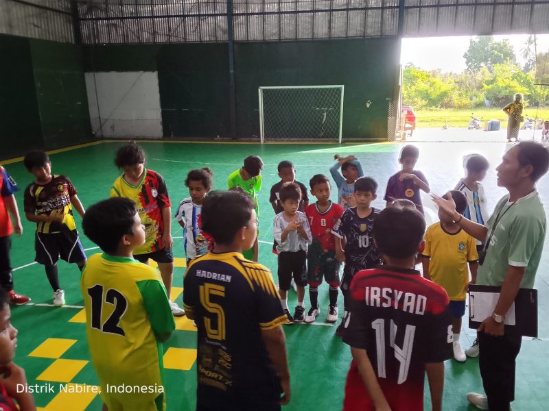 Pelatih Syarifudin memberikan arahan sebelum melaksanakan Latihan di Lapangan Karya, Minggu (5/7/2026). Dok_Arief NT