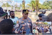 Kapolres Nabire AKBP Samuel D. Tatiratu, S.I.K., CPHR menyampaikan keterangan pers terkait pelaksanaan aksi penyampaian aspirasi simpatisan KNPB yang berlangsung aman, tertib, dan kondusif di Kabupaten Nabire. Dok_Arief NT
