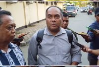 Kuasa hukum keluarga korban, Marsius Ginting, S.H., memberikan keterangan kepada awak media usai mengikuti pertemuan dengan penyidik Polres Nabire terkait perkembangan penanganan kasus pembunuhan, Senin (3/8/2026). Dok_Arief NT
