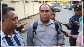 Kuasa hukum keluarga korban, Marsius Ginting, S.H., memberikan keterangan kepada awak media usai mengikuti pertemuan dengan penyidik Polres Nabire terkait perkembangan penanganan kasus pembunuhan, Senin (3/8/2026). Dok_Arief NT