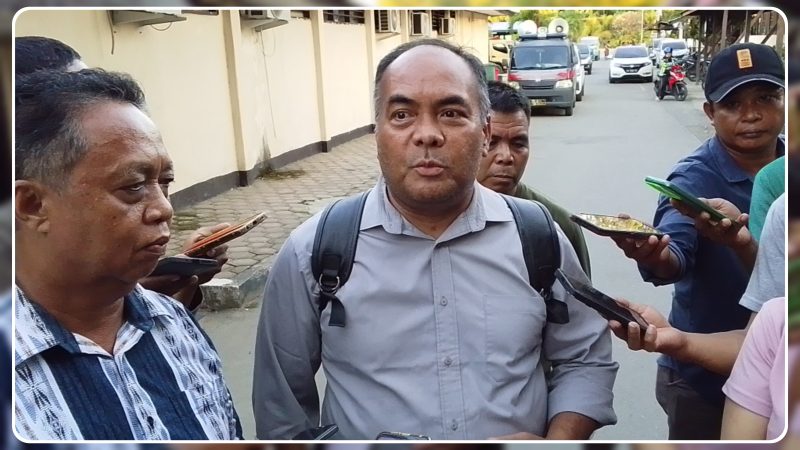 Kuasa hukum keluarga korban, Marsius Ginting, S.H., memberikan keterangan kepada awak media usai mengikuti pertemuan dengan penyidik Polres Nabire terkait perkembangan penanganan kasus pembunuhan, Senin (3/8/2026). Dok_Arief NT