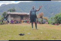 Misael Sondegau, S.H., mantan Kepala Distrik Sugapa, saat bersama masyarakat Distrik Ugimba yang berpindah ke Kampung Mbilundoga, Kabupaten Intan Jaya. Kehadirannya mendapat apresiasi karena menunjukkan kepedulian dan pendampingan kepada masyarakat di tengah situasi sulit. Dok_AS. NT