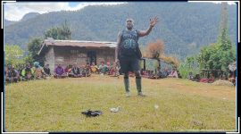 Misael Sondegau, S.H., mantan Kepala Distrik Sugapa, saat bersama masyarakat Distrik Ugimba yang berpindah ke Kampung Mbilundoga, Kabupaten Intan Jaya. Kehadirannya mendapat apresiasi karena menunjukkan kepedulian dan pendampingan kepada masyarakat di tengah situasi sulit. Dok_AS. NT