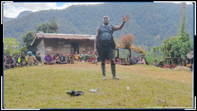 Misael Sondegau, S.H., mantan Kepala Distrik Sugapa, saat bersama masyarakat Distrik Ugimba yang berpindah ke Kampung Mbilundoga, Kabupaten Intan Jaya. Kehadirannya mendapat apresiasi karena menunjukkan kepedulian dan pendampingan kepada masyarakat di tengah situasi sulit. Dok_AS. NT