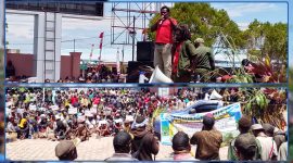 Ratusan massa Front Peduli Alam dan Manusia Mee Wilayah Simapitowa menyampaikan aspirasi di halaman Kantor DPR Papua Tengah, Nabire, Senin (10/8/2026). Massa membawa sejumlah tuntutan terkait hak atas tanah, aktivitas pembangunan, perusahaan, dan keberadaan aparat keamanan. Dok_Arief NT
