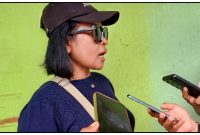 Tokoh perempuan sekaligus pemilik hak ulayat wilayah pesisir Makimi dan Nifasi, Maria Erari, menyampaikan sikap terkait perlindungan hak masyarakat adat dan aktivitas di kawasan Mosairo, Papua Tengah, Senin (10/8/2026). Dok_Arief NT