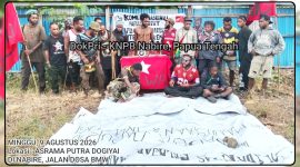 KNPB Nabire bersama pelajar dan mahasiswa menggelar mimbar bebas di halaman Asrama Dogiyai, Minggu (9/8/2026), dalam rangka memperingati Hari Masyarakat Adat Sedunia dan menyampaikan aspirasi terkait masyarakat adat, tanah adat, pengungsi, serta penyelesaian konflik. Dok_Pri_KNPB Nabire