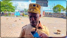 Kepala Suku Simapitowa, Vabianus Tebai, saat menyampaikan aspirasi masyarakat adat terkait dugaan aktivitas pertambangan dan persoalan wilayah adat di kawasan KM 102 kepada DPR Papua Tengah, Nabire, Senin (10/8/2026). Dok_Ist
