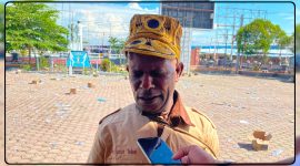 Kepala Suku Simapitowa, Vabianus Tebai, saat menyampaikan aspirasi masyarakat adat terkait dugaan aktivitas pertambangan dan persoalan wilayah adat di kawasan KM 102 kepada DPR Papua Tengah, Nabire, Senin (10/8/2026). Dok_Ist