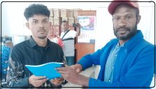 Caption foto:

Steering Committee KAPP Papua Elpis Karoba menyampaikan penjelasan terkait perubahan kedudukan pusat kendali organisasi KAPP Papua kepada pemerintah se-Tanah Papua, Kamis (13/8/2026). Dok_KAPP