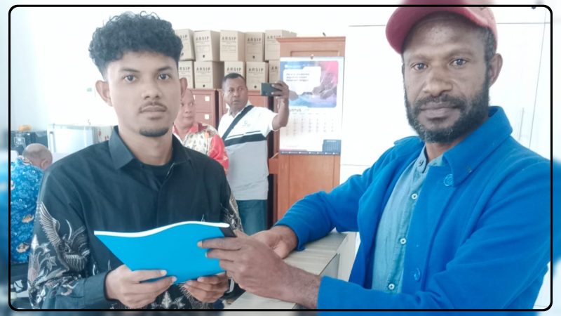 Caption foto:

Steering Committee KAPP Papua Elpis Karoba menyampaikan penjelasan terkait perubahan kedudukan pusat kendali organisasi KAPP Papua kepada pemerintah se-Tanah Papua, Kamis (13/8/2026). Dok_KAPP