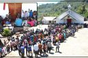 Jemaat dan masyarakat mengikuti ibadah pentahbisan serta syukuran peresmian Gereja Maranatha Dogomouto, Distrik Siriwo, Kabupaten Paniai, Kamis (13/8/2026). Dok_ED