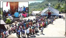 Jemaat dan masyarakat mengikuti ibadah pentahbisan serta syukuran peresmian Gereja Maranatha Dogomouto, Distrik Siriwo, Kabupaten Paniai, Kamis (13/8/2026). Dok_ED