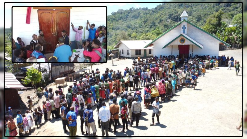 Jemaat dan masyarakat mengikuti ibadah pentahbisan serta syukuran peresmian Gereja Maranatha Dogomouto, Distrik Siriwo, Kabupaten Paniai, Kamis (13/8/2026). Dok_ED