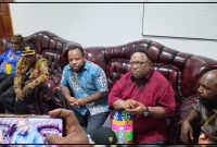 Ketua DPR Papua Tengah Delius Tabuni menerima aspirasi KNPB di halaman Kantor DPR Papua Tengah, Nabire, Sabtu (15/8/2026). Dok_Arief NT