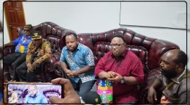 Ketua DPR Papua Tengah Delius Tabuni menerima aspirasi KNPB di halaman Kantor DPR Papua Tengah, Nabire, Sabtu (15/8/2026). Dok_Arief NT