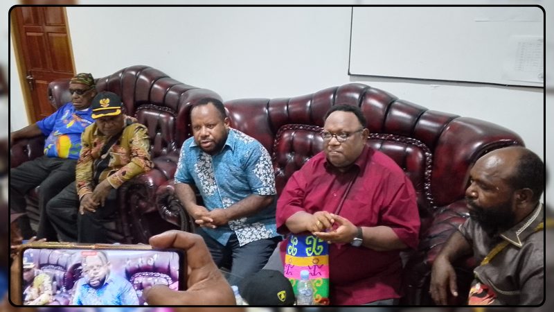 Ketua DPR Papua Tengah Delius Tabuni menerima aspirasi KNPB di halaman Kantor DPR Papua Tengah, Nabire, Sabtu (15/8/2026). Dok_Arief NT