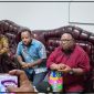 Ketua DPR Papua Tengah Delius Tabuni menerima aspirasi KNPB di halaman Kantor DPR Papua Tengah, Nabire, Sabtu (15/8/2026). Dok_Arief NT