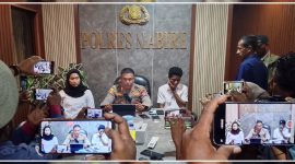 Kapolres Nabire AKBP Samuel D. Tatiratu saat memberikan keterangan terkait perkembangan penanganan perkara ABH berinisial HWS di Kabupaten Nabire. Dok_Arief Aw