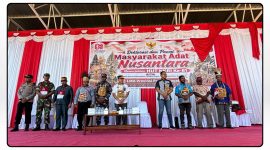 Masyarakat Adat Nusantara mengikuti deklarasi dan pawai dalam rangka memeriahkan HUT ke-81 RI di Taman Gizi Oyehe, Nabire, Papua Tengah, Rabu (19/8/2026). Dok_Ist