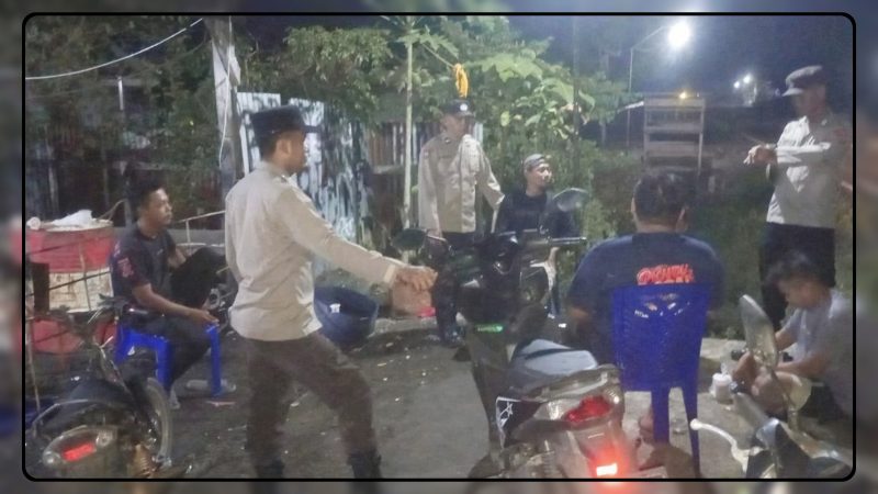Personel Polsek Makimi melaksanakan patroli dialogis dan menyambangi warga di Kampung Lagari Jaya dan Kampung Biha, Kabupaten Nabire, Senin (24/8/2026) malam. Dok_Polsek Makimi. NT
