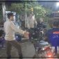 Personel Polsek Makimi melaksanakan patroli dialogis dan menyambangi warga di Kampung Lagari Jaya dan Kampung Biha, Kabupaten Nabire, Senin (24/8/2026) malam. Dok_Polsek Makimi. NT