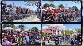 Massa IKT Nabire dan Forum Peduli CKC menyampaikan aspirasi di depan Pengadilan Negeri Nabire, Senin (31/8/2026), saat agenda tuntutan perkara pembunuhan remaja di Kampung Waroki. Dok_Arief NT