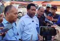 Kuasa hukum keluarga korban, Sergius Wabiser, menyampaikan keterangan seusai sidang perkara pembunuhan remaja di Pengadilan Negeri Nabire, Senin (31/8/2026). Dok_Arief NT