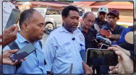 Kuasa hukum keluarga korban, Sergius Wabiser, menyampaikan keterangan seusai sidang perkara pembunuhan remaja di Pengadilan Negeri Nabire, Senin (31/8/2026). Dok_Arief NT