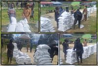 Kepala Distrik Topiyai Nikolaus Degei, S.Sos., menyerahkan bantuan beras bansos ketahanan pangan tahap II kepada perwakilan 10 kepala kampung di Lapangan Obaipugaida, Senin (31/8/2026).Dok_Jeri P Degei