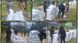 Kepala Distrik Topiyai Nikolaus Degei, S.Sos., menyerahkan bantuan beras bansos ketahanan pangan tahap II kepada perwakilan 10 kepala kampung di Lapangan Obaipugaida, Senin (31/8/2026).Dok_Jeri P Degei