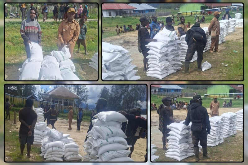 Kepala Distrik Topiyai Nikolaus Degei, S.Sos., menyerahkan bantuan beras bansos ketahanan pangan tahap II kepada perwakilan 10 kepala kampung di Lapangan Obaipugaida, Senin (31/8/2026).Dok_Jeri P Degei