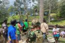 umat Katolik melaksanakan ibadah di gereja. TPNPB mengklaim aparat masuk ke Gereja Katolik Stasi Santa Sisilia Wuloni saat umat menjalankan misa. Dok_Pri-TPNPB