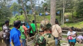 umat Katolik melaksanakan ibadah di gereja. TPNPB mengklaim aparat masuk ke Gereja Katolik Stasi Santa Sisilia Wuloni saat umat menjalankan misa. Dok_Pri-TPNPB