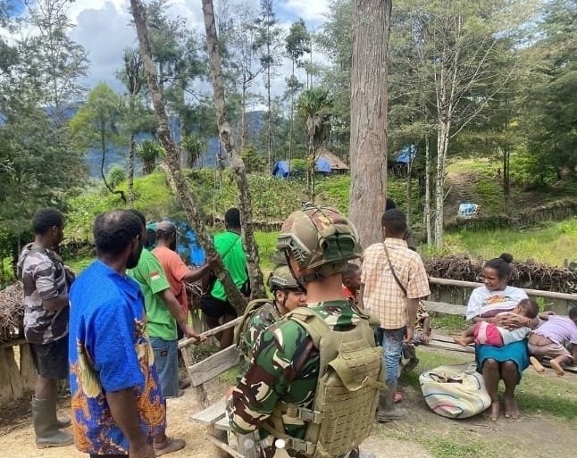 umat Katolik melaksanakan ibadah di gereja. TPNPB mengklaim aparat masuk ke Gereja Katolik Stasi Santa Sisilia Wuloni saat umat menjalankan misa. Dok_Pri-TPNPB