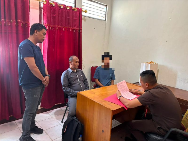 Sat Resnarkoba Polres Nabire melaksanakan tahap II perkara dugaan penyalahgunaan narkotika jenis ganja, Rabu (12/8/2026). Polisi menyerahkan ABH berinisial R.G.B.M. bersama barang bukti untuk proses hukum selanjutnya. Dok_HPN