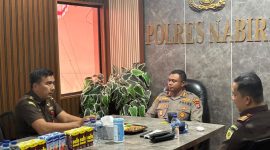 Kajari Nabire Muhammad Yuris Rawando, S.H., M.H., saat melakukan kunjungan kerja ke Polres Nabire, Rabu (12/8/2026). Kunjungan tersebut memperkuat komunikasi dan sinergi antara Kejaksaan Negeri Nabire dan Polres Nabire dalam penegakan hukum. Dok_HPN