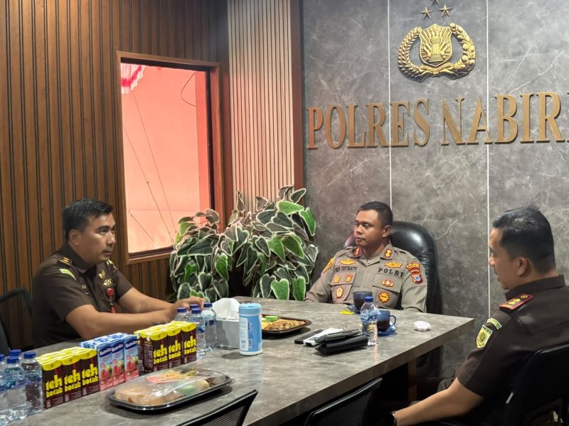 Kajari Nabire Muhammad Yuris Rawando, S.H., M.H., saat melakukan kunjungan kerja ke Polres Nabire, Rabu (12/8/2026). Kunjungan tersebut memperkuat komunikasi dan sinergi antara Kejaksaan Negeri Nabire dan Polres Nabire dalam penegakan hukum. Dok_HPN