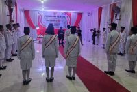 Kepala Distrik Teluk Kimi mengukuhkan anggota Paskibraka yang akan bertugas pada upacara peringatan HUT ke-81 Kemerdekaan RI. Dok_BRN