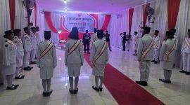 Kepala Distrik Teluk Kimi mengukuhkan anggota Paskibraka yang akan bertugas pada upacara peringatan HUT ke-81 Kemerdekaan RI. Dok_BRN