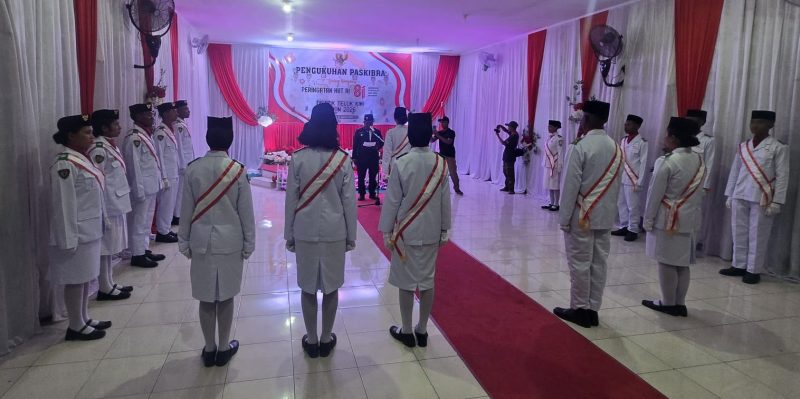Kepala Distrik Teluk Kimi mengukuhkan anggota Paskibraka yang akan bertugas pada upacara peringatan HUT ke-81 Kemerdekaan RI. Dok_BRN