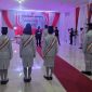 Kepala Distrik Teluk Kimi mengukuhkan anggota Paskibraka yang akan bertugas pada upacara peringatan HUT ke-81 Kemerdekaan RI. Dok_BRN