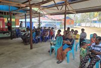Kepala Suku Besar Suku Gwoa/Goa Arita, Sefnat Manewasi, menyampaikan imbauan kepada masyarakat Kampung Samabusa, Distrik Teluk Kimi, Nabire, terkait pencegahan Karhutla dan pemeliharaan Kamtibmas, Selasa (25/8/2026). Dok_Ist