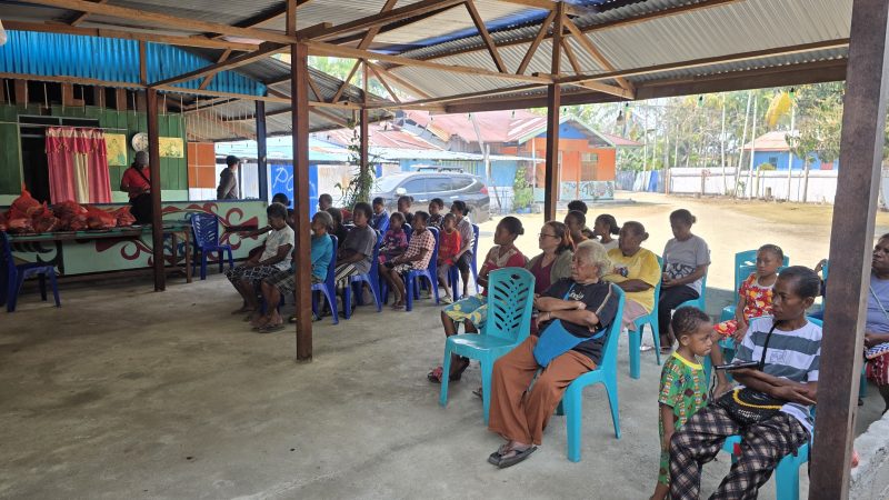 Kepala Suku Besar Suku Gwoa/Goa Arita, Sefnat Manewasi, menyampaikan imbauan kepada masyarakat Kampung Samabusa, Distrik Teluk Kimi, Nabire, terkait pencegahan Karhutla dan pemeliharaan Kamtibmas, Selasa (25/8/2026). Dok_Ist