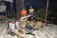 Kepala Suku Moora Donatus Sembor menerima bantuan peralatan pembukaan lahan dari pemerintah pusat untuk mendukung pemberdayaan kelompok tani dan pemuda di Kampung Sanoba, Nabire. Dok_NT
